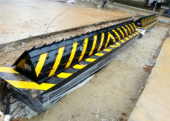 مسدود کننده جاده الکترو هیدرولیک بالارونده خودکار کنترل خودرو با بارگذاری محور 70T کنترل PLC و عملکرد از راه دور